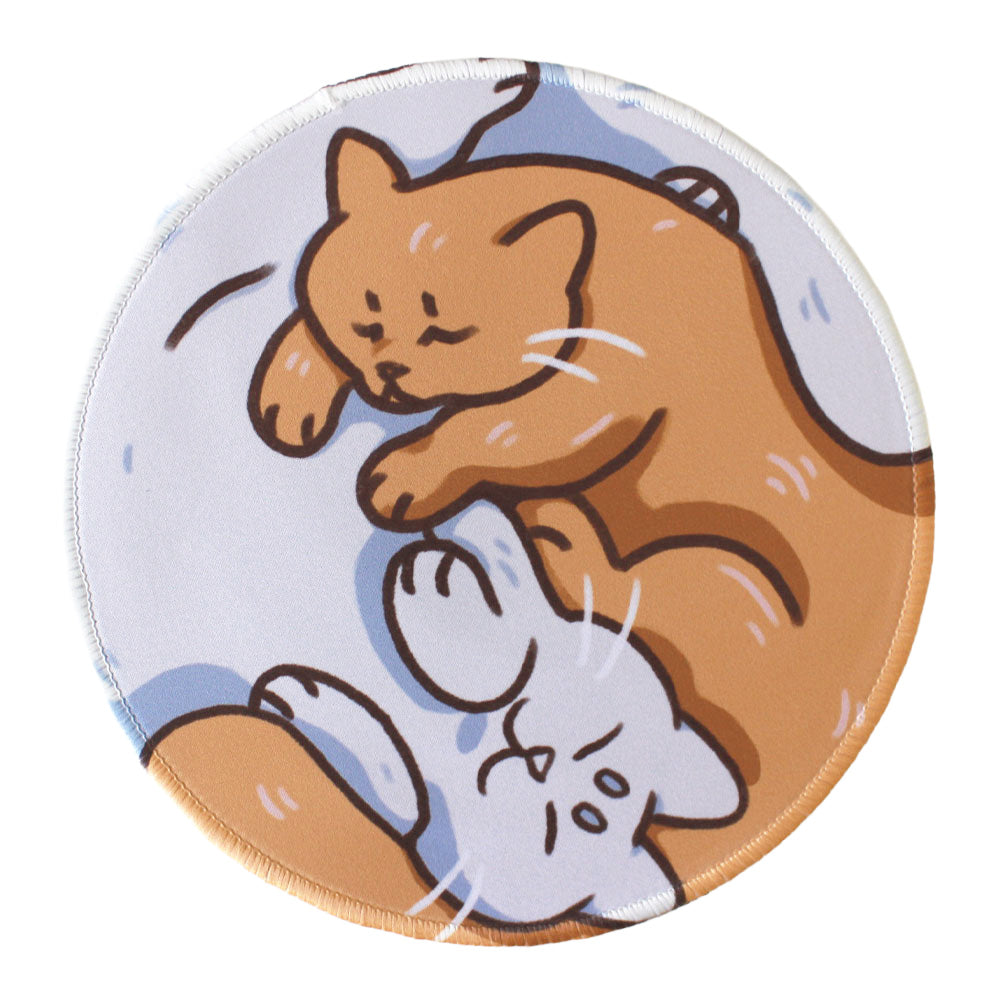 Round mouse pad with cuddling cats