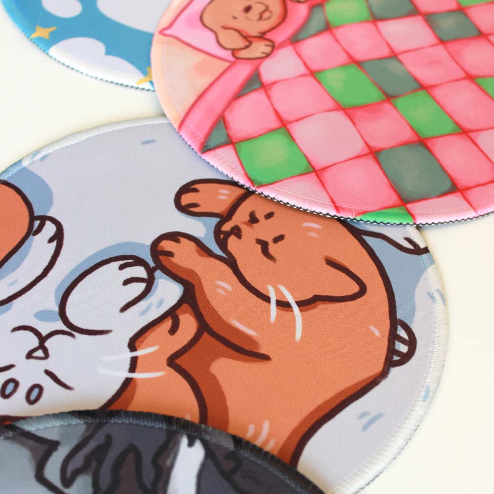Round mouse pad with cuddling cats