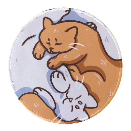Round mouse pad with cuddling cats
