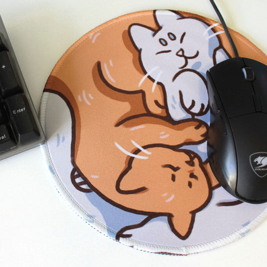Round mouse pad with cuddling cats